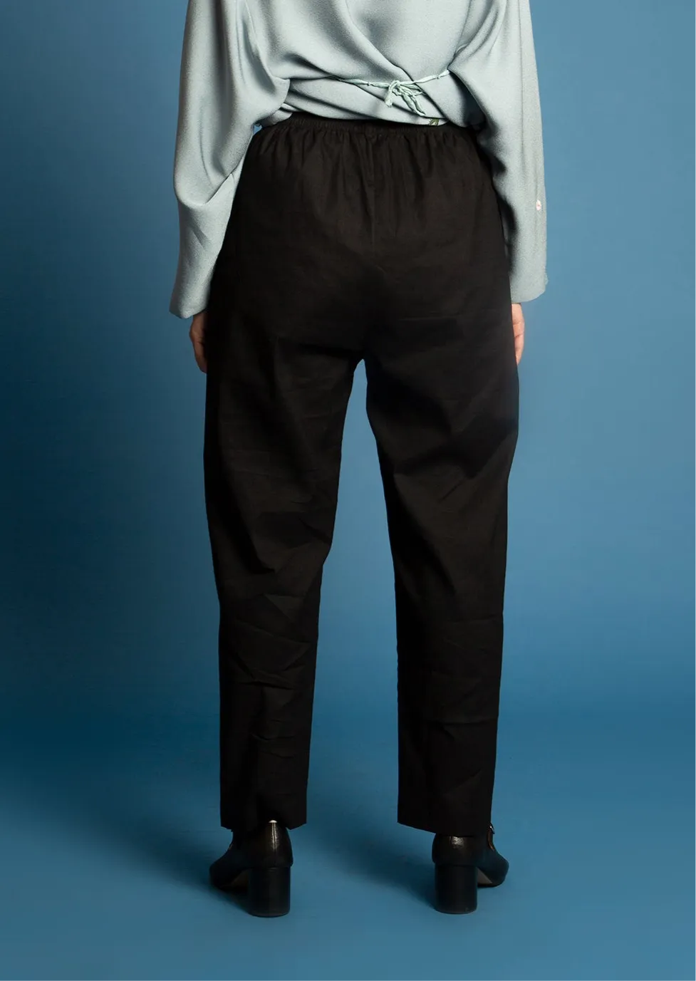 Le Pocket Tapered Pant w/ Elastic Waist in Black